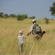 Kind op safari met ranger afrika zuid-afrikaanse